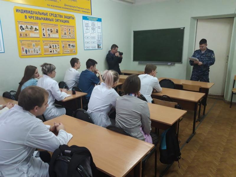 Сотрудники Подмосковной Росгвардии рассказали студентам о
Конституции Российской Федерации