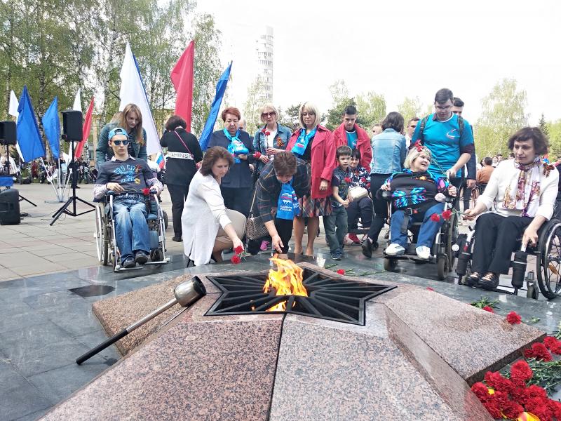 Единороссы и активисты спортивной адаптивной школы «Наш мир» почтили память героев Великой отечественной войны в Королёве