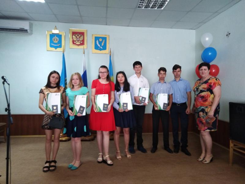 Харабалинские школьники получили первые трудовые книжки