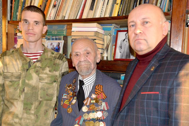 В Кургане представители Росгвардии навестили ветерана Великой Отечественной войны