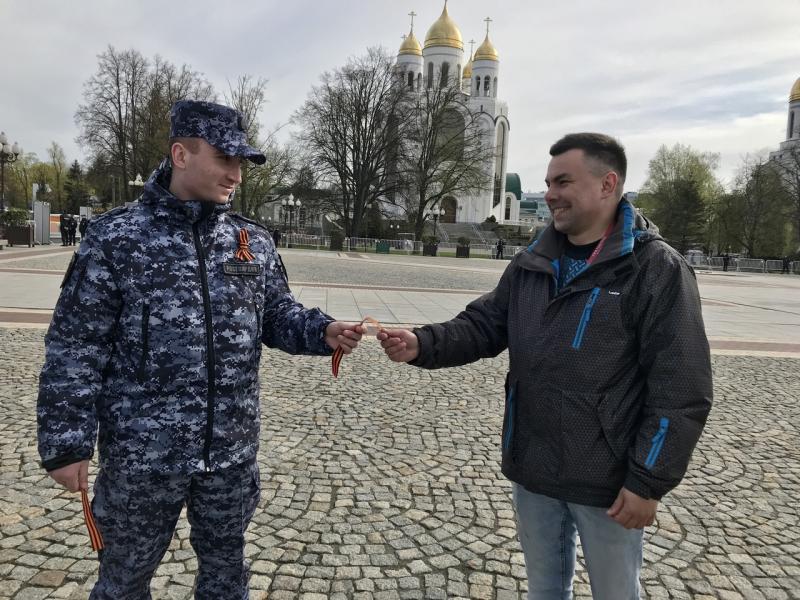 В Калининграде росгвардейцы вручили жителям символ Победы - георгиевские ленточки