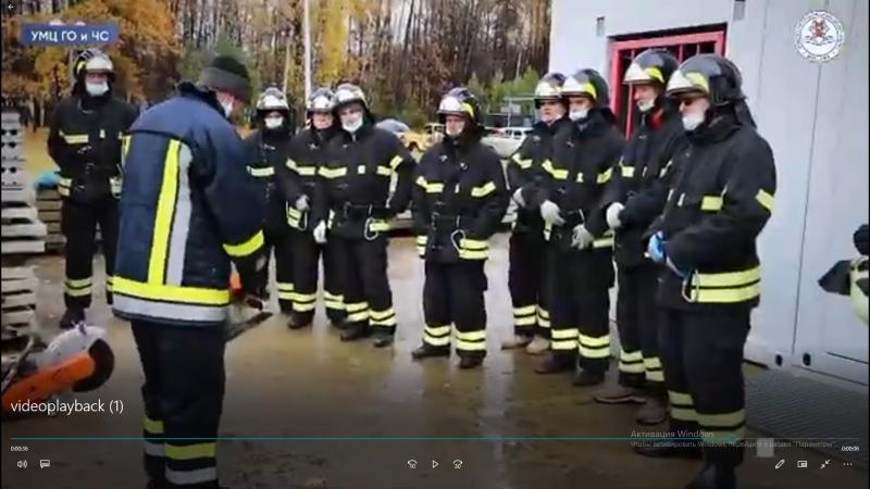 На учебном полигоне для практической подготовки 
пожарных и спасателей в подмосковных 
Аппаринках прошли занятия