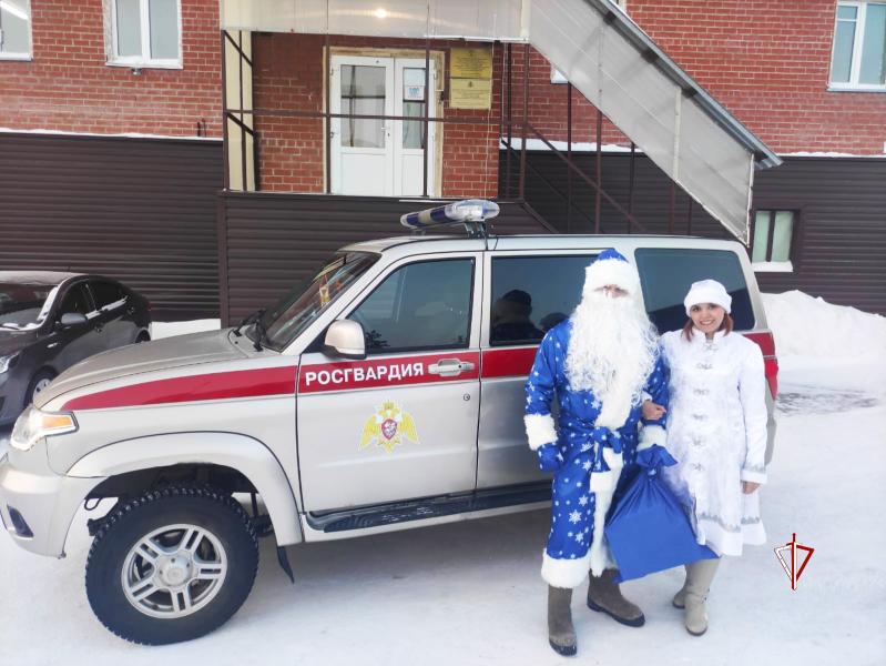 Дед мороз специального назначения Росгвардии путешествует по городам Ямала (ВИДЕО)