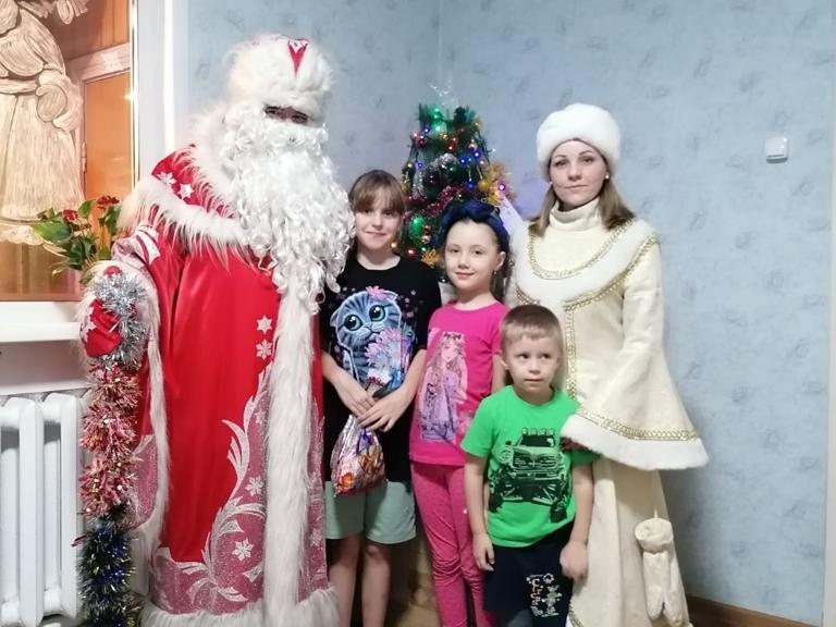 Дед Мороз специального назначения продолжает поздравлять жителей Иркутской области с наступившим Новым Годом