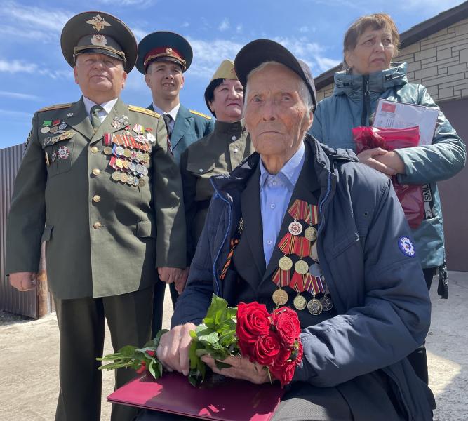 Росгвардейцы из Иркутской области провели акцию «Парад идёт к ветерану» для 102-летнего участника войны
