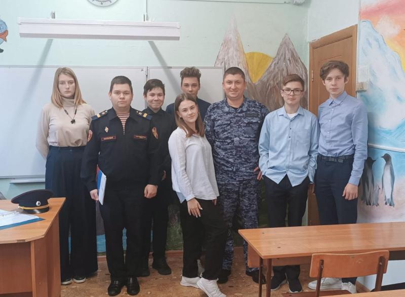 Сотрудники Росгвардии провели встречу с учениками средней школы Подмосковья