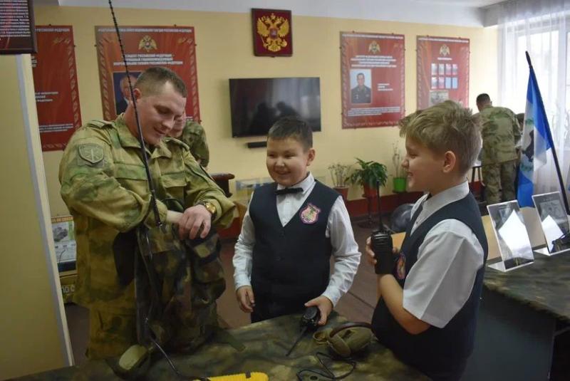 Росгвардейцы из Иркутской области познакомили ангарских школьников с особенностями службы в рядах ведомства