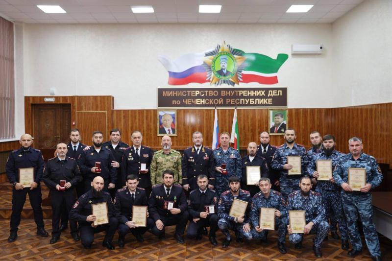 Начальник Управления Росгвардии по Чеченской Республике наградил участковых уполномоченных полиции.