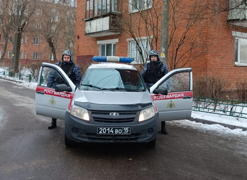 В Ленинском сотрудники Росгвардии задержали двух мужчин, подозреваемых в краже продуктов