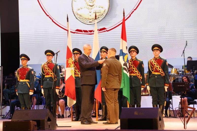 В Новосибирске прошло чествование росгвардейцев в рамках патриотического концерта ко Дню героев Отечества