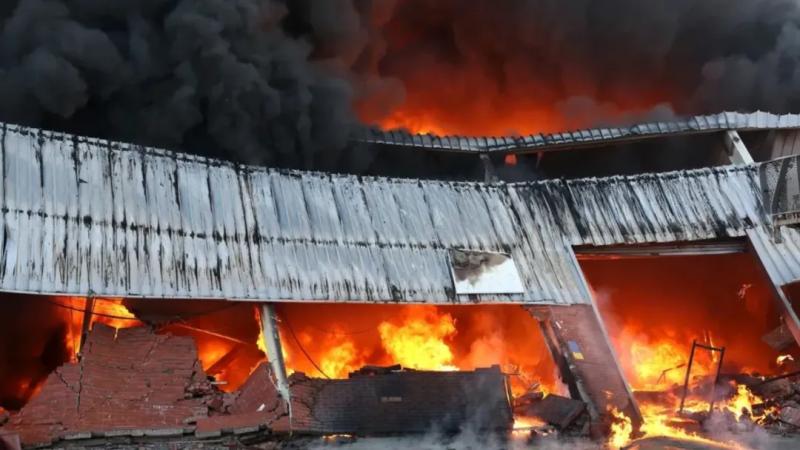 Причиной пожара площадью 7 тыс. квадратов и взрывов в ТЦ «МЕГА» мог быть поджог