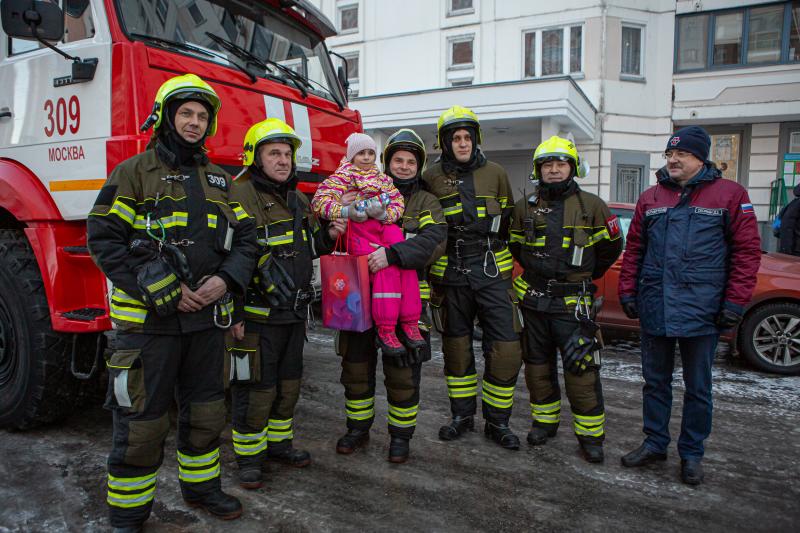 Московские пожарные исполнили новогоднее желание юной жительницы