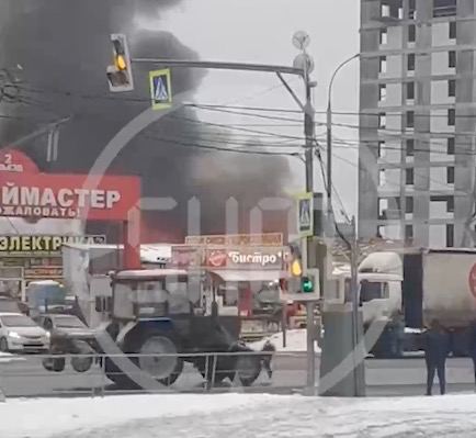В Москве горят павильоны на рынке 