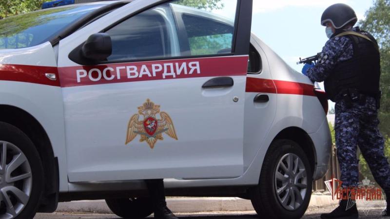 В орловском супермаркете росгвардейцы задержали двух подозреваемых в хищении граждан
