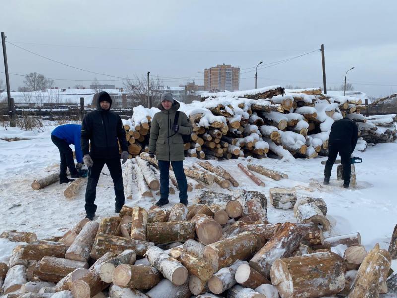 Росгвардейцы помогают наколоть дрова семьям участников СВО из Иркутска