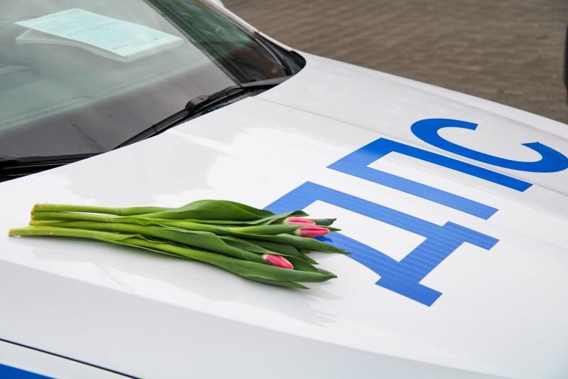 ГИБДД и УГМК-Телеком поздравили женщин-водителей в Екатеринбурге с 8 Марта