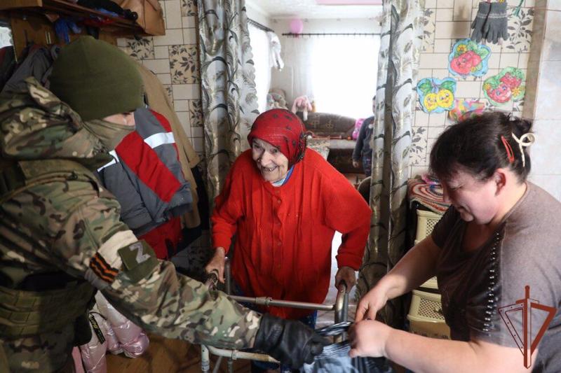 Росгврадейцы оказывают адресную помощь нуждающимся жителям населенных пунктов ЛНР