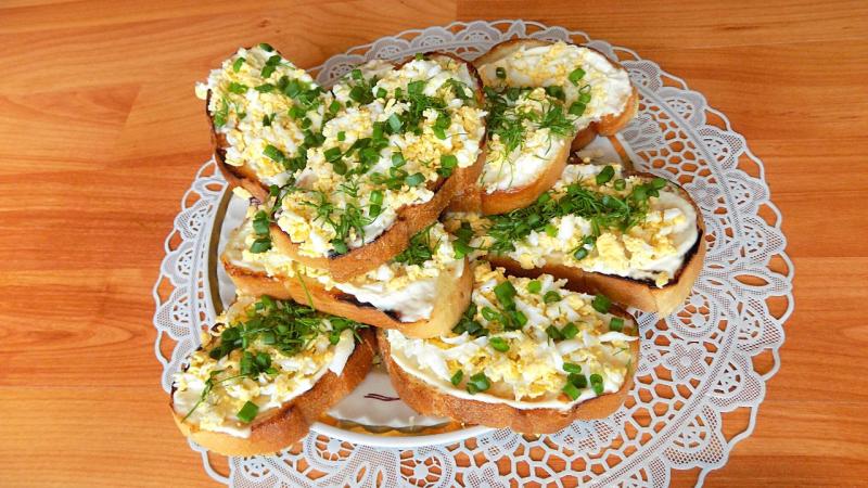 Бутерброд с чесноком и яйцами. Видео рецепт