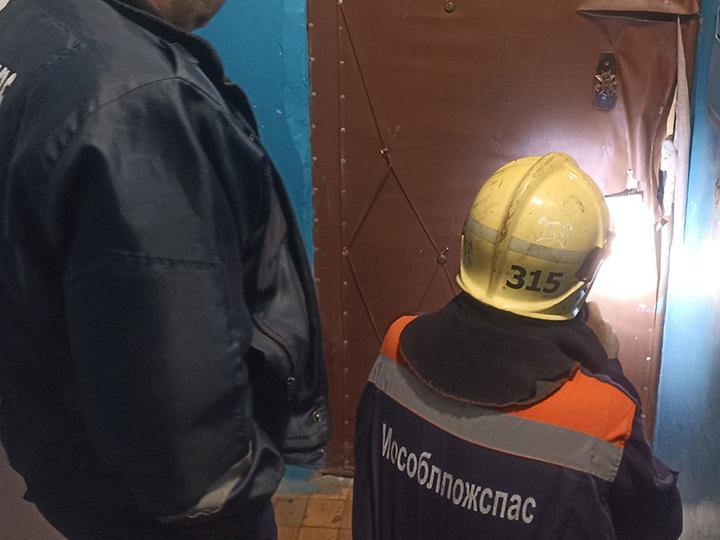 Работники ГКУ МО «Мособлпожспас» деблокировали дверь в квартиру, где находилась обессилевшая 95-летняя женщина