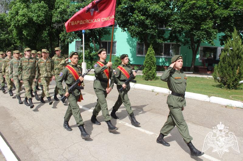 В Саратовской области в рамках акции «Каникулы с Росгвардией» с воспитанниками «Гвардейской смены» прошла военно-спортивная игра