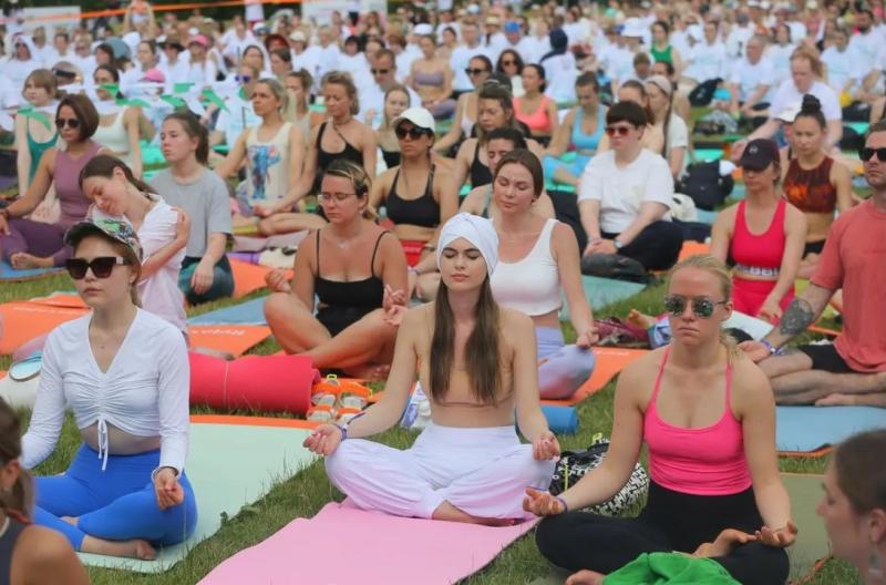 В Царицынском парке поставили рекорд по самой массовой в России медитации – 1190 человек
