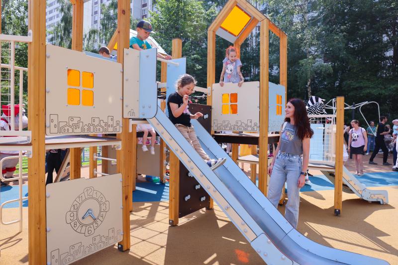 Новую губернаторскую детскую площадку торжественно открыли в Реутове