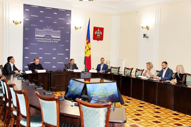 Депутат ЗСК Виктор Тепляков принял участие в заседании комитета по экологии регионального парламента
