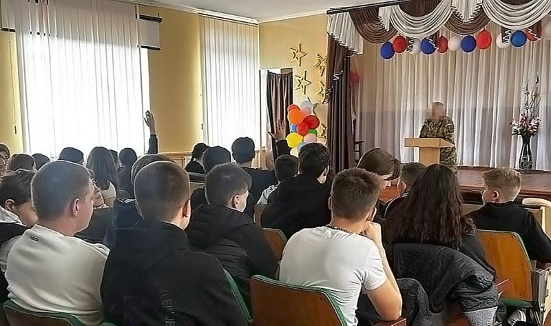 В преддверии Дня ветеранов войск правопорядка росгвардейцы встретились с учащейся молодежью Запорожской области