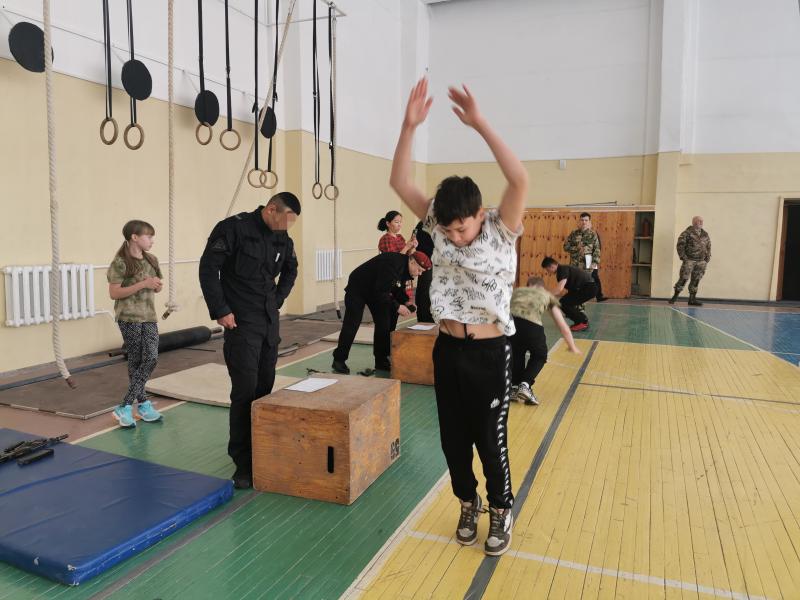 Офицеры Росгвардии провели военно-спортивную эстафету для школьников из Иркутска