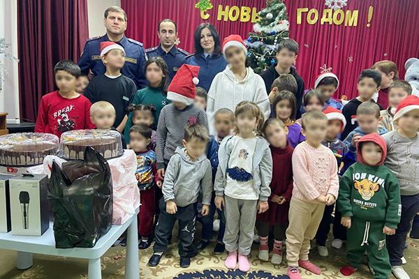 Сотрудники учреждений УИС Дагестана проводят мероприятия в рамках Всероссийской акции «Елка желаний»