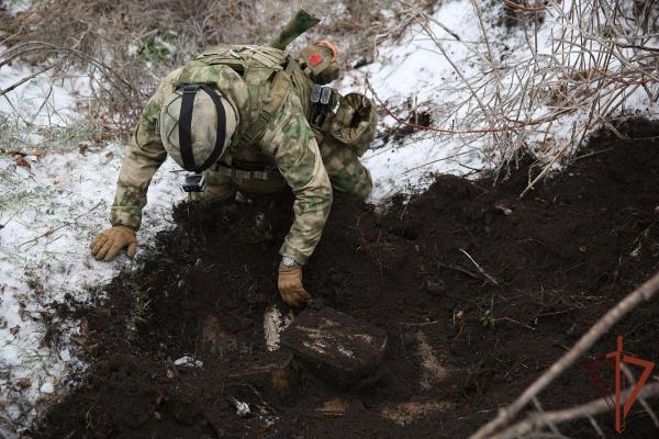 Росгвардейцы обнаружили на брошенных позициях ВСУ тайник с боеприпасами