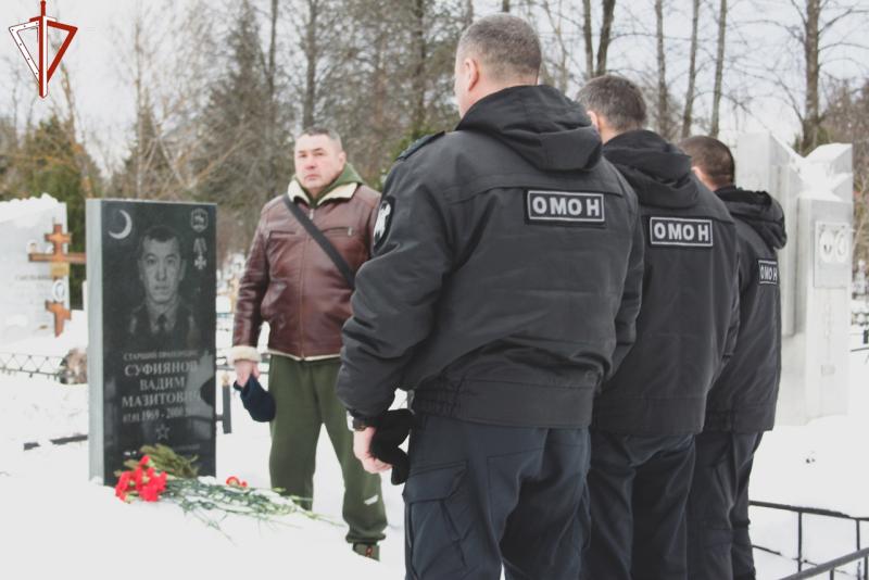 В Йошкар-Оле сотрудники спецподразделения почтили память сослуживца, погибшего при исполнении служебного долга