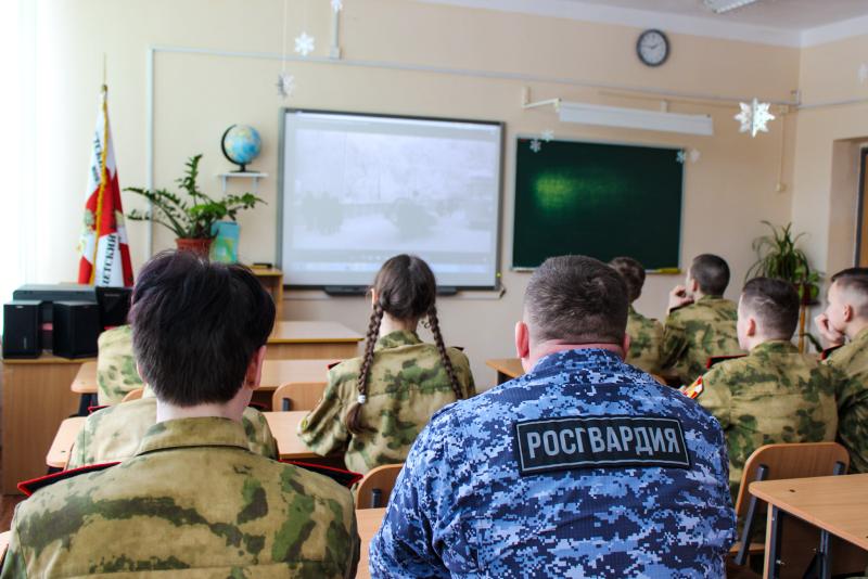 В Йошкар-Оле росгвардейцы провели для подшефных школьников урок мужества ко дню снятия блокады Ленинграда