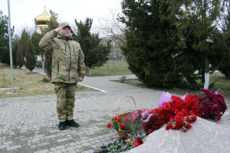 В Херсонской области росгвардейцы почтили подвиг воинов-интернационалистов