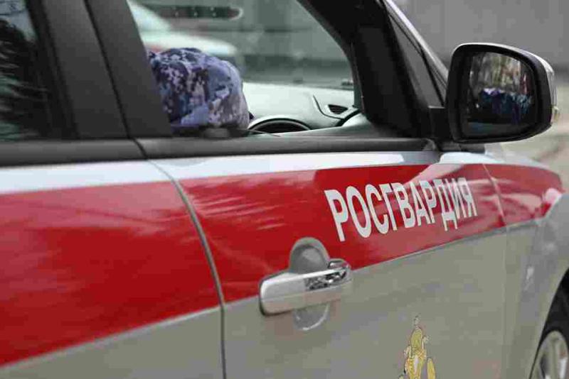 Сотрудник Росгвардии защитил женщину от вооруженного злоумышленника в Пятигорске