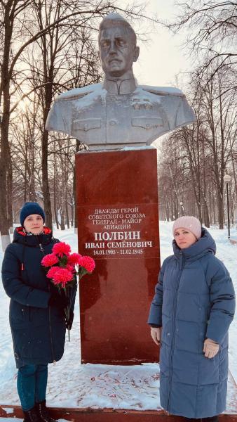 В Ульяновске возложили цветы к памятнику дважды Герою СССР Ивану Семёновичу Полбину