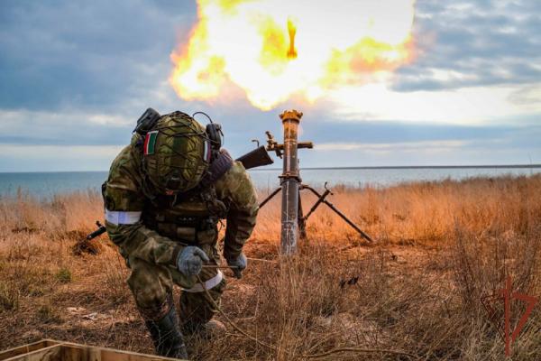 Военнослужащие Росгвардии совершенствуют практические навыки по стрельбе из артиллерийского вооружения в Херсонской области