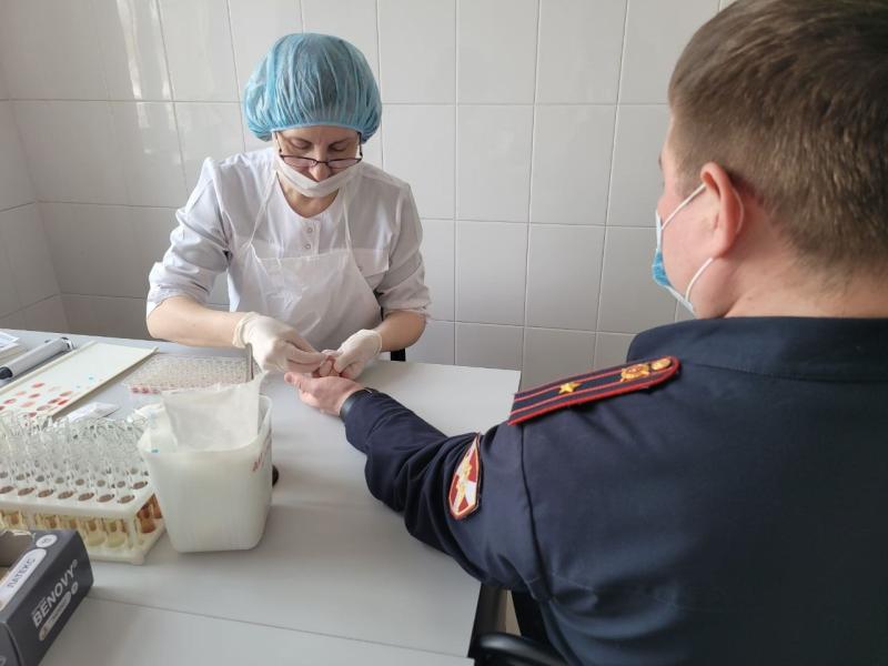 Сотрудники Росгвардии присоединились к акции по сдаче донорской крови в Челябинске