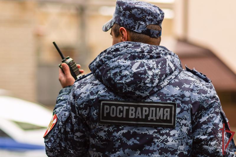 Сотрудники росгвардии задержали неадекватного мужчину, который нанес ножевое ранение девушке в Москве