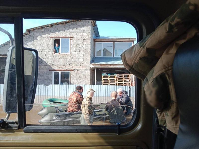Росгвардейцы спасли  20 человек из зоны затопления в поселке Южный Урал