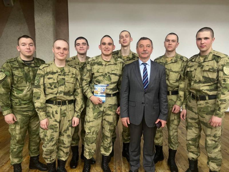 Военнослужащие Росгвардии встретились в Ангарске с Героем России Александром Лазуткиным
