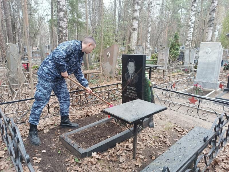 В преддверии Дня Победы кировские росгвардейцы посетили могилы ветерана и коллег, погибших при исполнении служебных обязанностей