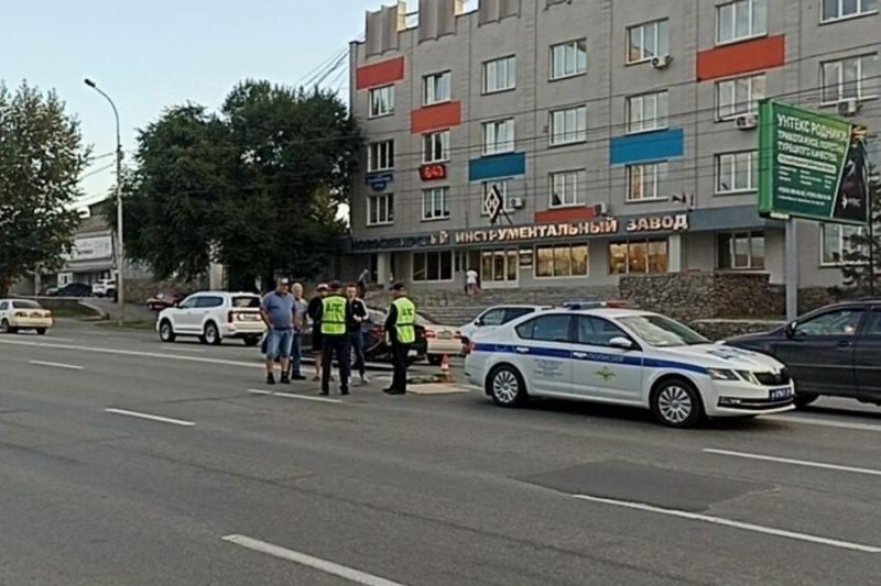 Неизвестный водитель насмерть сбил женщину и скрылся с места ДТП в Новосибирске