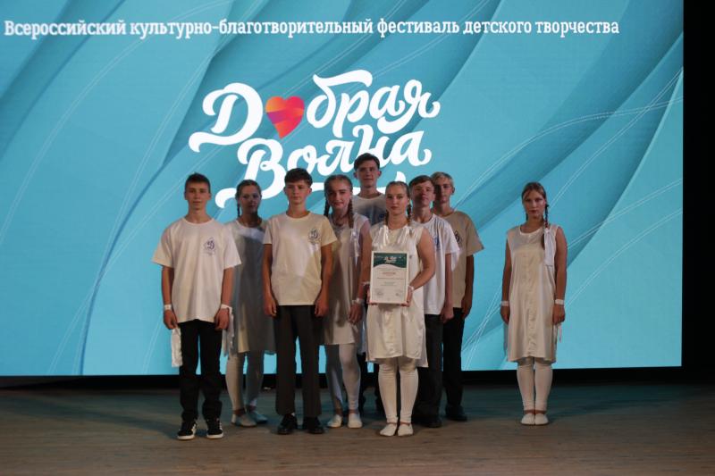 В Луганске наградили победителей регионального отборочного тура детского благотворительного фестиваля «Добрая волна»