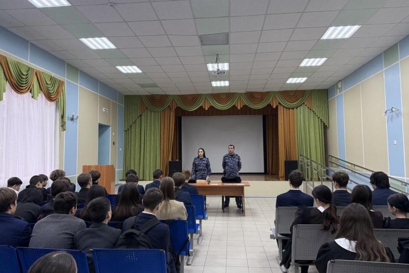 В Елабуге сотрудники Росгвардии побеседовали со школьниками о профессии правоохранителя