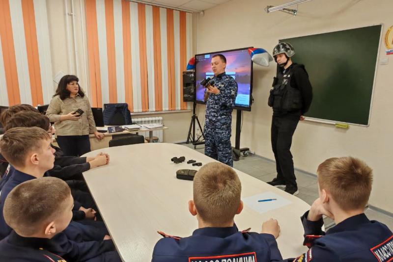 Сотрудник Росгвардии провёл круглый стол для будущих стражей правопорядка