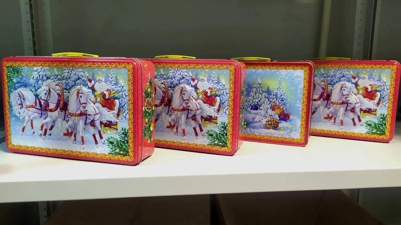 Более четырехсот детских сладких подарков отправляются в подразделения Сибирского филиала ведомственной охраны Минтранса России в преддверии Нового Года