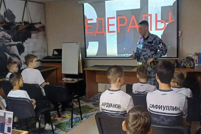 На Ямале бойцы ОМОН «Север» провели патриотическую встречу с воспитанниками клуба «ИРБИС»
